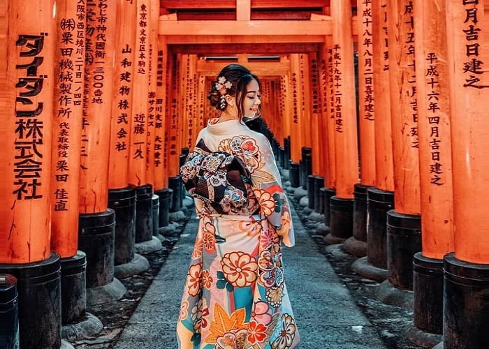 Fushimi Inari Taisha – Hành trình xuyên cổng Torii đỏ rực ở Kyoto